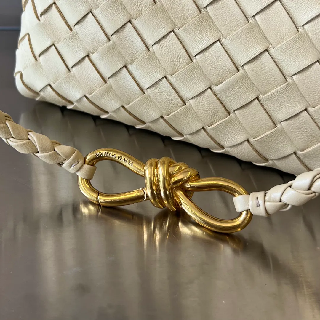 Batch 1860 #Bottega Veneta 2023 spring and summer new Andiamo handbags. Many stars have the same style 🎈 743568. Classic full-body leather weaving with golden knot buckle. Stable enough yet chic enough [satisfied] The whole body is made of Nappa sheep leather. Comfortable, soft and dynamic. The sliding metal knot buckle can adjust the shoulder strap, single shoulder/handbag/crossbody. Multiple carrying methods. Large capacity of the bag. Suitable for commuting/daily use/traveling. This bag is divided into small/medium/large sizes. There is always one that suits you. Then take me with you🎀🎀 Size: 25x22x10.5 p2640